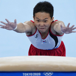 South Korean Vault Gold Medalist Pays Tribute to Former Champion